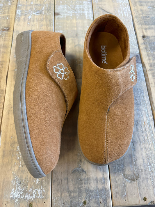 Biotime Women's Mia Slipper in Chestnut