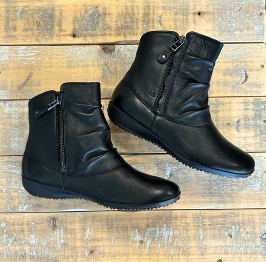 Josef Seibel Naly 24 in Butter Soft Black Leather - Double Zip