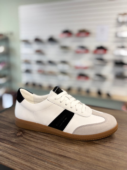 Josef Seibel Joleen 01 in Black and White