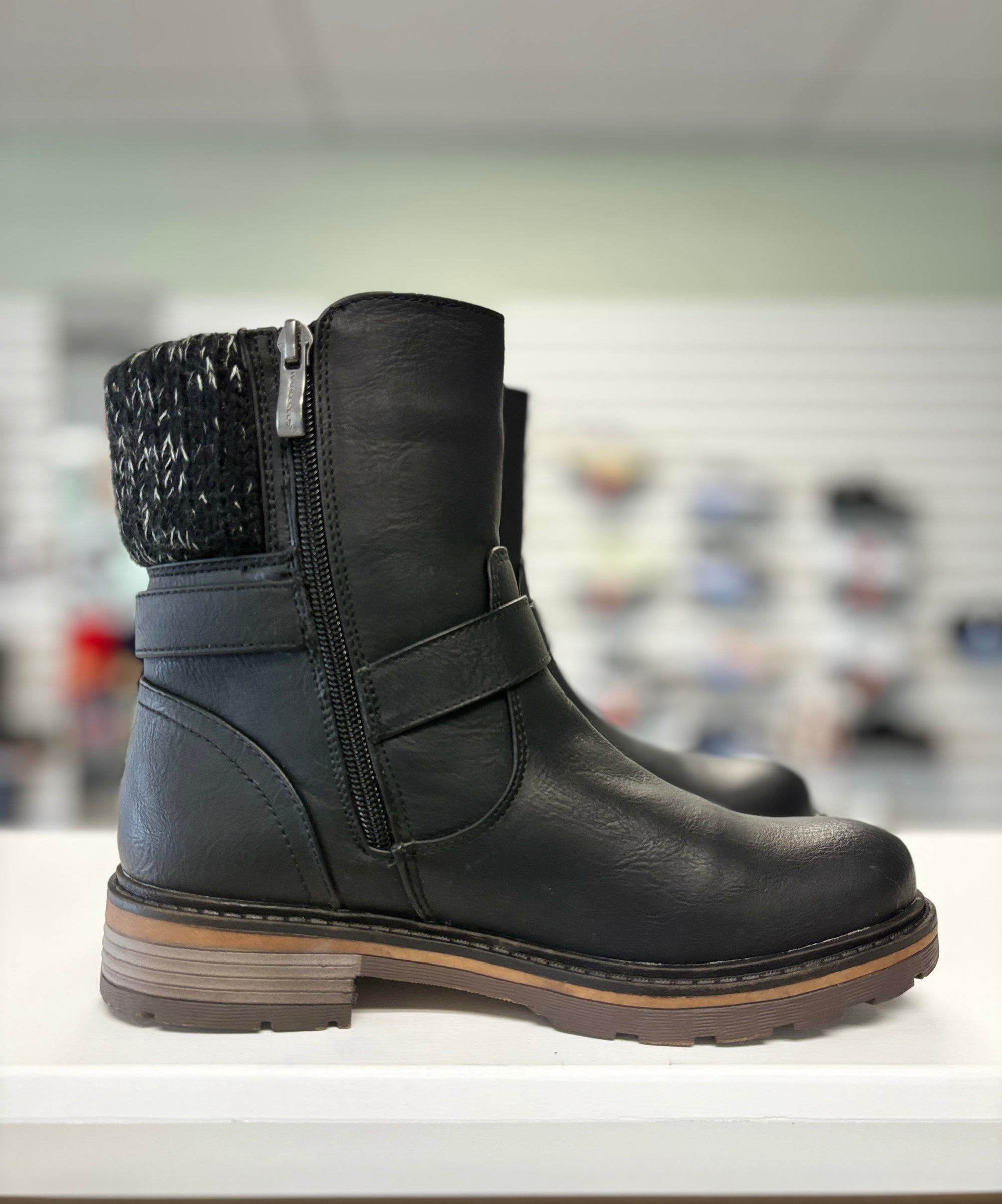 Wanderlust Women's Alana in Black