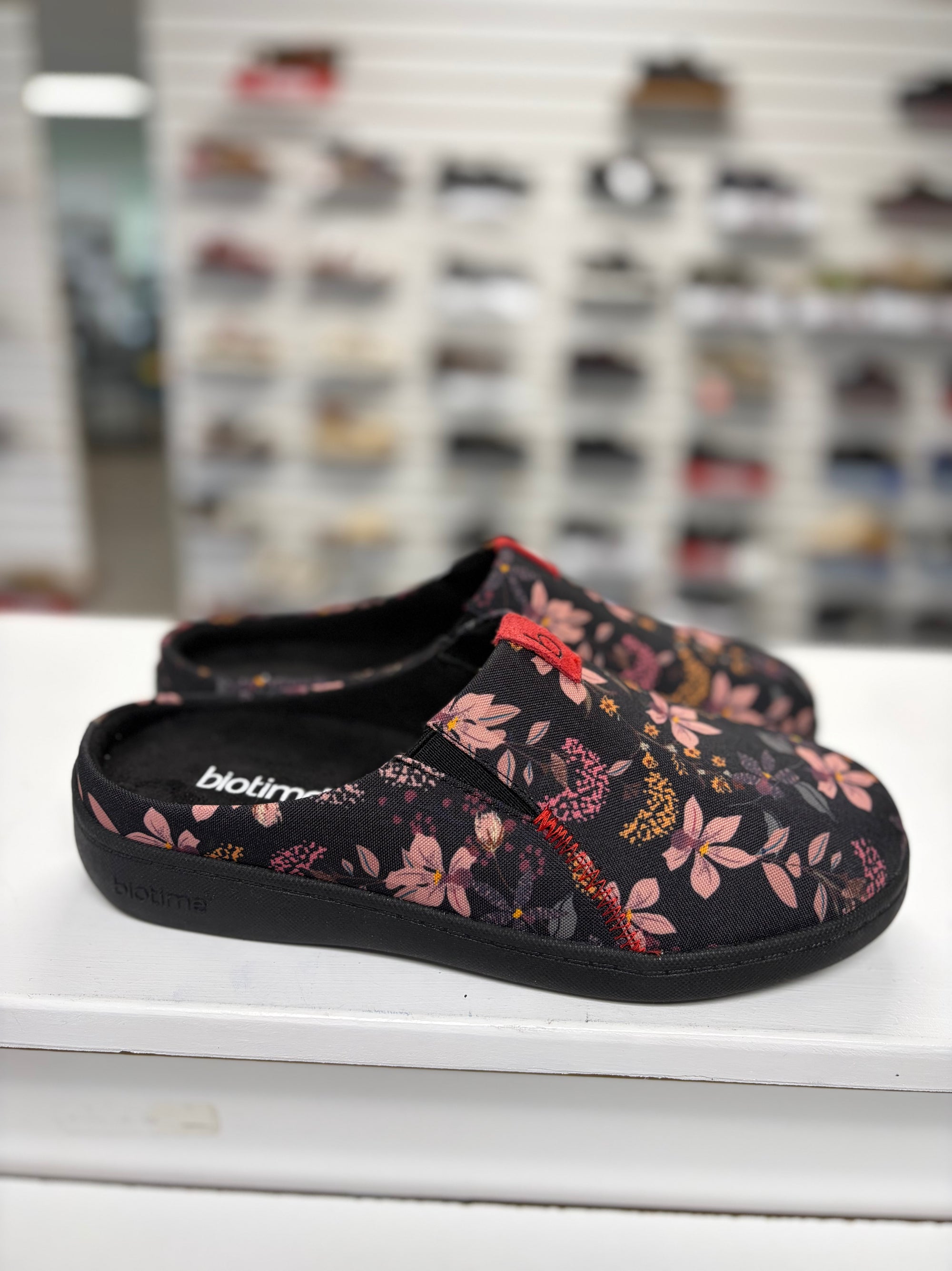 Biotime Women's Peri Black Fabric Slipper